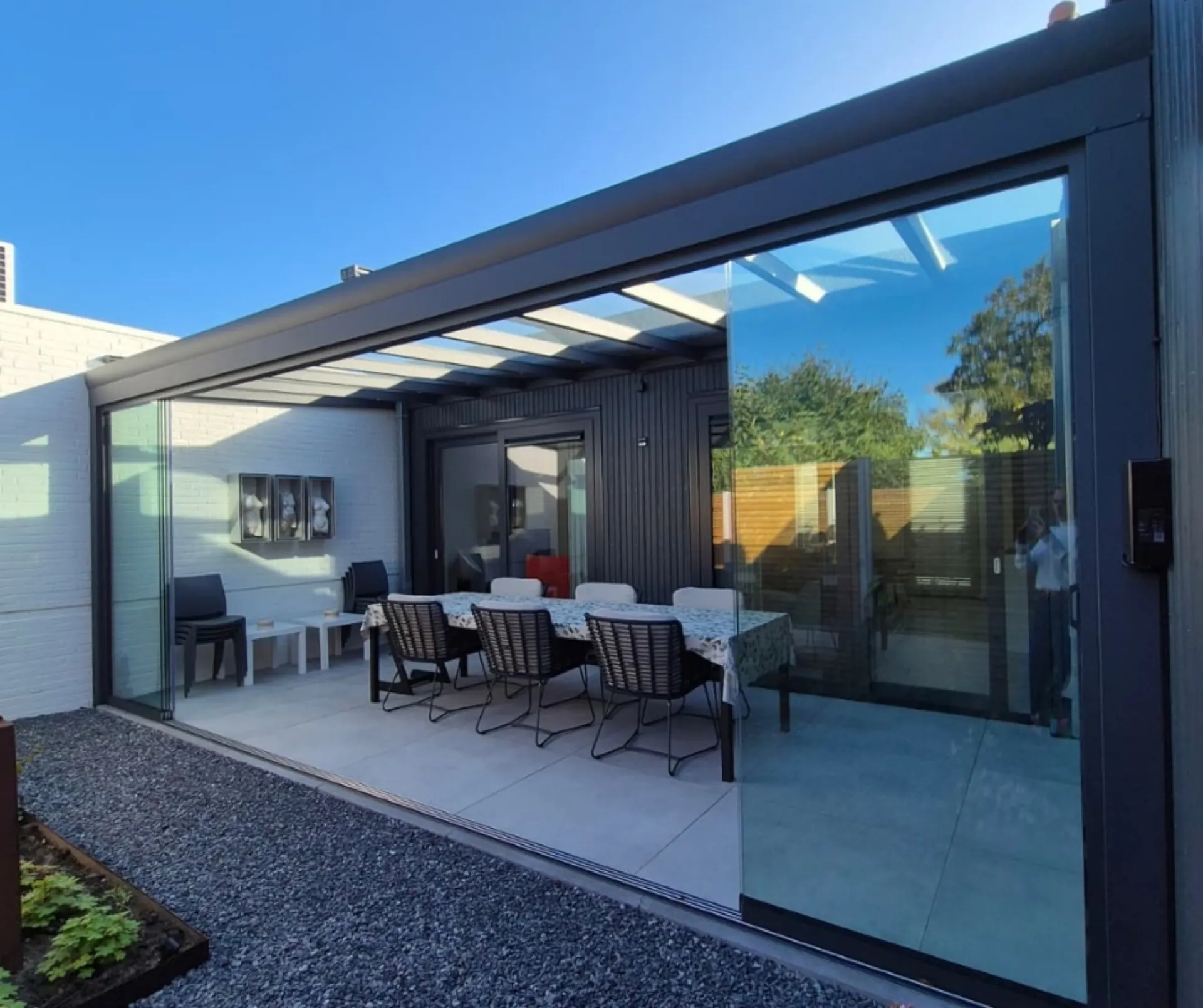 Anthrazit Brait Glasveranda mit Sitzbereich — Aluminium-Konstruktion in Ulm