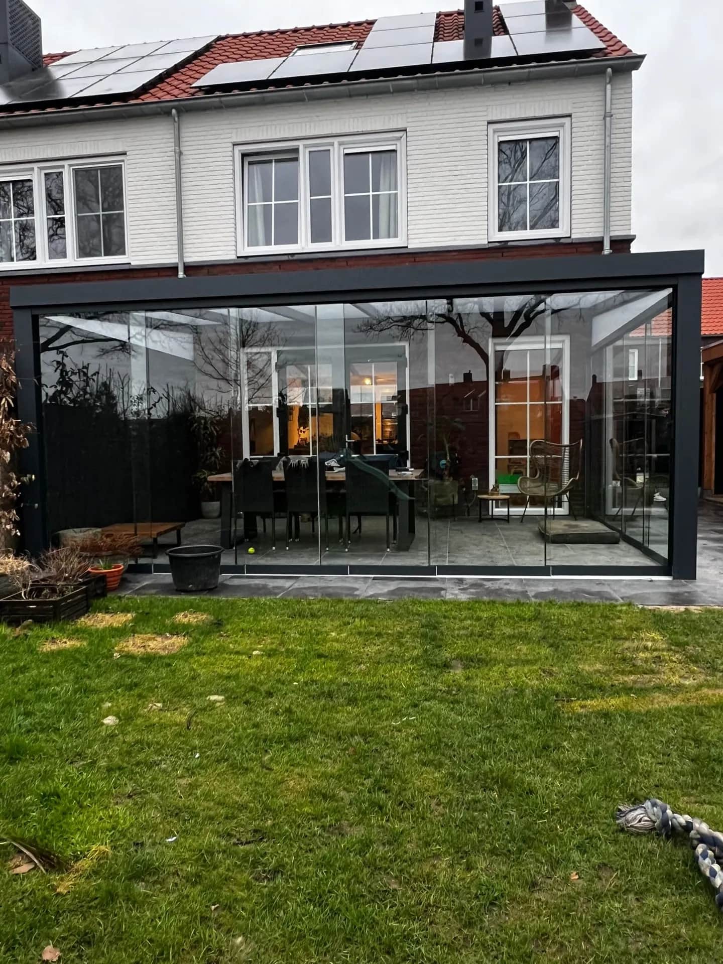 Brait Glashaus mit rahmenlosen Schiebetüren — Aluminium-Konstruktion mit VSG-Glasdach in Süddeutschland